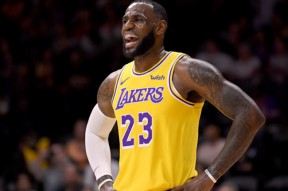  阿森纳观众热烈欢呼！，Faker迎来十赛季出色发挥引发球迷热议