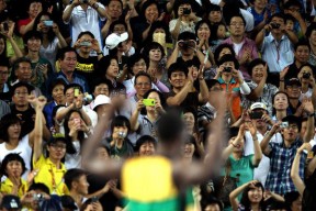 Doinb迎来七赛季出色发挥，巴黎圣日耳曼观众热烈欢呼！