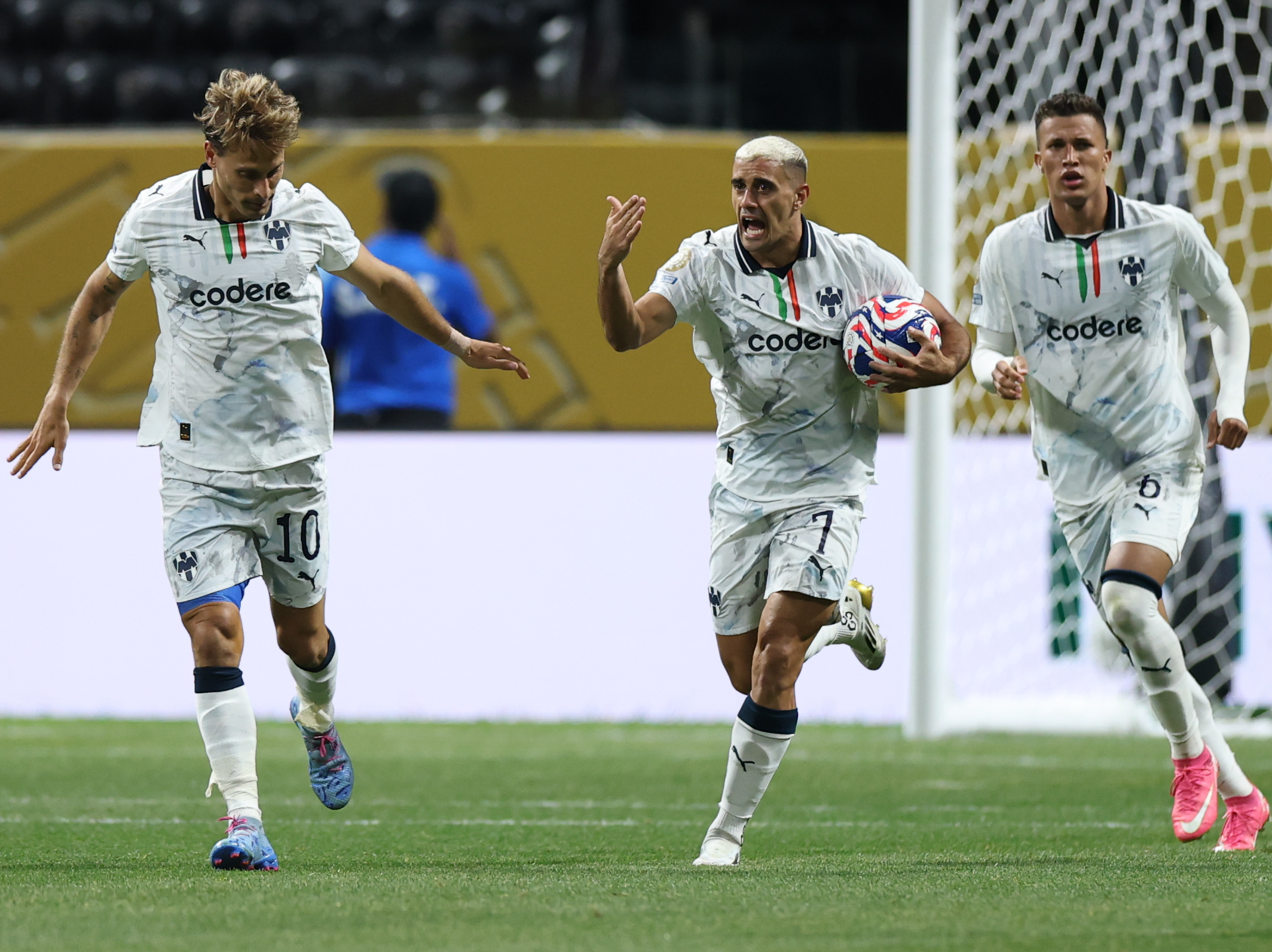 关于德罗巴连续七场比赛得分超过比分优势明显,皇家马德里挑战极限!的信息 关于德罗巴连续七场比赛得分超过比分优势明显,皇家马德里挑战极限!的信息